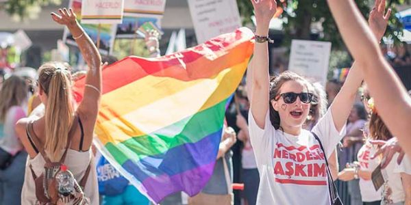 Haber | STUTTGART’TAKİ LGBTİ ONUR YÜRÜYÜŞÜ’NE TÜRKLER İLK KEZ GEÇİT ARAÇLARIYLA KATILDI